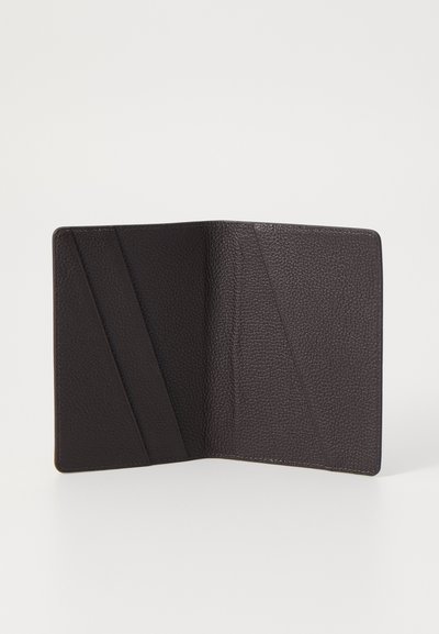 WANT Les Essentiels PEARSON PASSPORT COVER UNISEX - Custodia per passaporto - dark brown