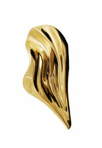 Escultura abstracta dorada con un diseño fluido y ondulado. Superficie lisa con textura reflectante, que enfatiza las curvas y la profundidad de la forma.