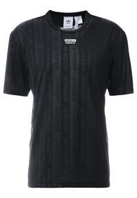 Musta lyhythihainen t-paita pyöreällä kaula-aukolle, jossa on hillitty toistuva Adidas-logo-kuvio ja pieni brändilippu edessä.