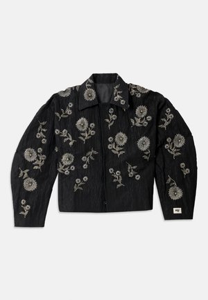 Schwarze Jacke mit filigraner silberner Blumenstickerei, tailliertem Schnitt, langen Ärmeln und spitzem Kragen, mit einer strukturierten Stoffoberfläche.