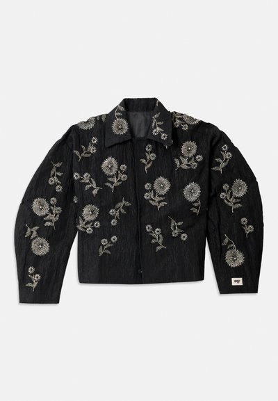 Schwarze Jacke mit filigraner silberner Blumenstickerei, tailliertem Schnitt, langen Ärmeln und spitzem Kragen, mit einer strukturierten Stoffoberfläche.