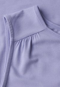 Top senza maniche di un leggero colore viola, caratterizzato da dettagli arricciati sulle spalle, texture liscia e finitura in tessuto morbido con una leggera elasticità.