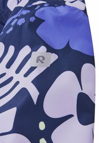 Fioletowa tkanina w kwiatowy wzór z odcieniami niebieskiego i białego. Posiada małą szary metkę z wytłoczonym "R". Gładka tekstura. Nowoczesny design.
