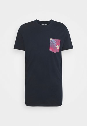 Zwarte katoenen t-shirt met korte mouwen en een zak, voorzien van een kleurrijk bloemenpatroon in tinten roze, blauw en crème.