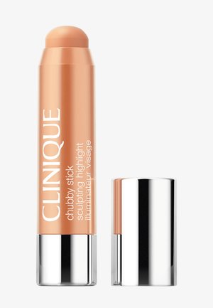 Evidenziatore Clinique Chubby Stick scolpente nella tonalità pesca con tappo argento rimosso su sfondo bianco.