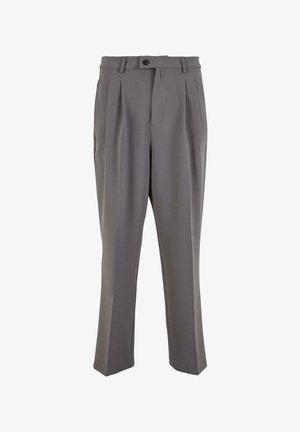 Pantalons plissés gris en tissu lisse, avec une coupe droite, une fermeture à un bouton et des passants de ceinture. Design minimaliste.