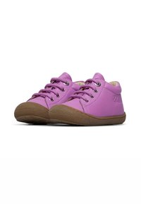 Scarpe high-top viola con una tomaia in sintetico liscio, punta rotonda, suola in gomma marrone e occhielli in argento per i lacci. Interno foderato per il comfort.