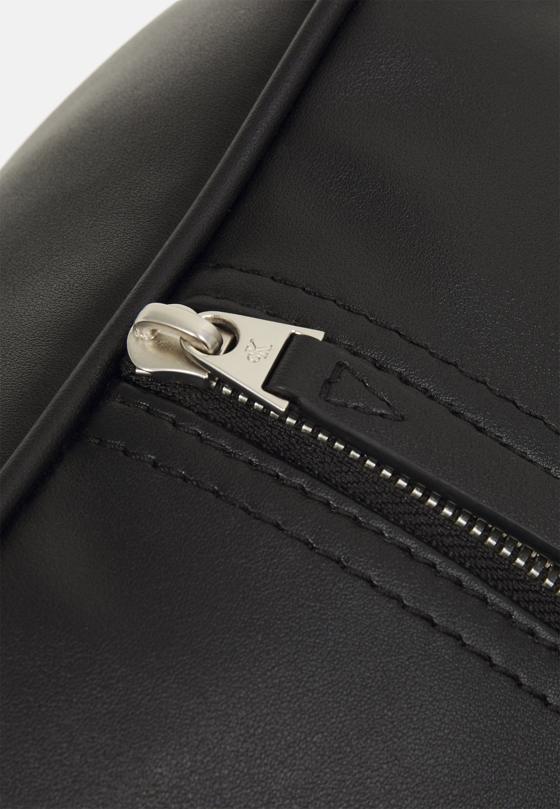 CK Jeans■(M)Monogram Soft Center Zipper Backpac■送料込 YKKYK00109001560F01.jpg
