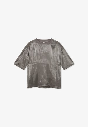 Top de manga corta en gris con un acabado brillante y texturizado, un cuello redondo y un ajuste relajado, con mangas ligeramente abullonadas.