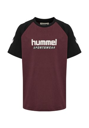 Bordeauxfarbenes T-Shirt mit schwarzen Raglanärmel, das das weiße „hummel“-Logo und den Text „SPORTSWEAR“ zeigt. Hergestellt aus weichem Stoff. Einfaches, lässiges Design.