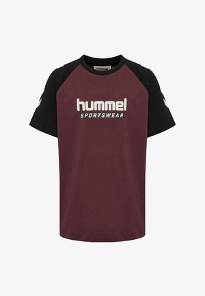 Maronfarvet T-shirt med sorte raglanærmer, prydet med hvid "hummel"-logo og "SPORTSWEAR"-tekst. Lavet af blødt stof. Enkelt, afslappet design.