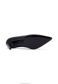 Zapato de tacón alto negro con punta afilada, parte superior de cuero liso y acabado brillante. Presenta un tacón de aguja delgado y una silueta elegante.