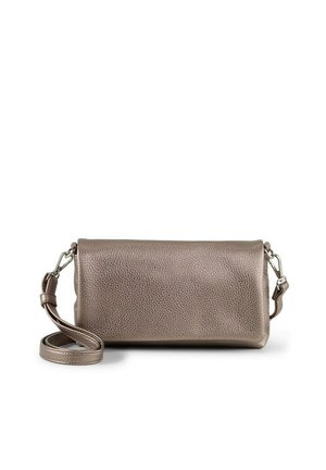Kleine metallic grijze leren crossbodytas met afneembare schouderriem en getextureerd oppervlak, geplaatst tegen een witte achtergrond.