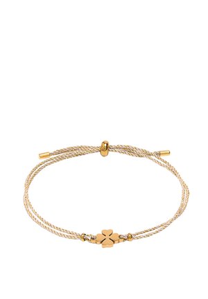 Regulowana bransoletka ze złotego plecionego sznurka z centralnym charmem w kształcie czterolistnej koniczyny oraz złotymi koralikami na białym tle.