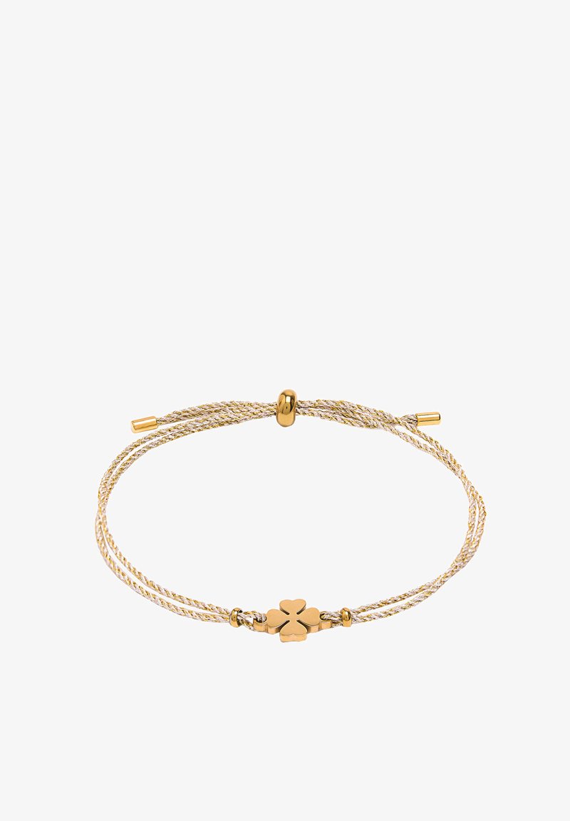 Regulowana bransoletka ze złotego plecionego sznurka z centralnym charmem w kształcie czterolistnej koniczyny oraz złotymi koralikami na białym tle.