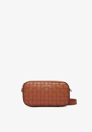 Sac bandoulière rectangulaire en cuir matelassé marron avec logo Guess doré et sangle réglable sur fond blanc.