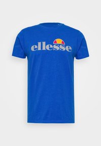 Camiseta de algodón azul con cuello redondo y un gran logo gráfico en gris con un acento multicolor que recuerda a un semi-círculo.
