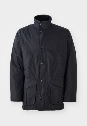 Musthave must valmistatud tekstureeritud kangast, millel on kõrge krae, ees taskud ja nupuga kinnitused. Minimalistlik disain, ilma mustriteta.