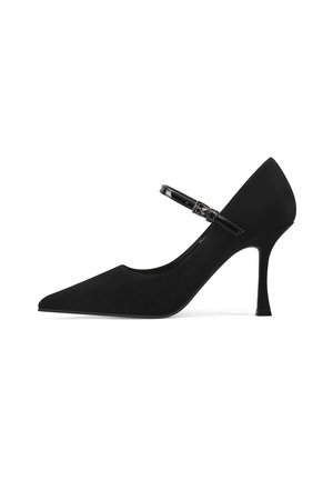 Pump nera in suede con punta affusolata, silhouette elegante, cinturino alla caviglia e tacco a stiletto di 5 pollici. Texture liscia, senza motivi o accenti visibili.