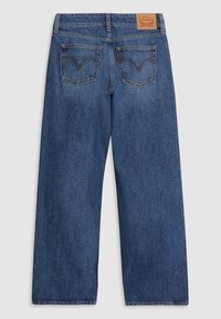 Vue arrière d’un jean en denim bleu droit avec deux poches arrière, coutures classiques et un patch de marque en cuir marron sur la ceinture.