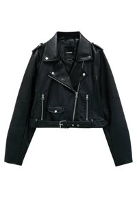 Chaqueta corta de piel sintética negra con cuello con muescas, múltiples bolsillos con cremallera, herrajes plateados y cinturón en la cintura.