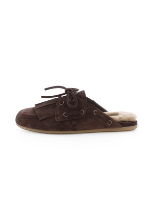 Dunkelbrauner Veloursleder-Slipper mit Fransen- und Schleifendetails, Gummisohle und hellbraunem Fellfutter an der Ferse.