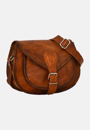 Braune Leder-Crossbody-Tasche mit einem gebogenen Klappenverschluss, Schnallenverschluss und verstellbarem Riemen. Sie verfügt über kontrastierende Nähte und eine glatte Textur.
