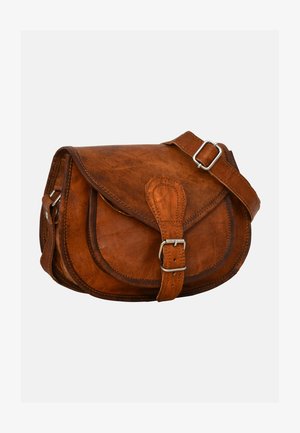 Brūna ādas plecu soma ar izliekta vāka, sprādzes aizdari un regulējamu siksnu. Iezīmējas ar kontrastējošu šuvēm un gludu tekstūru.