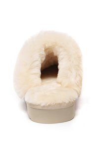 Cremfarbene Kunstfell-Slipper mit einem runden, offenen Design. Besitzt eine weiche, plüschige Textur und eine gepolsterte, beigefarbene Innensohle für zusätzlichen Komfort.