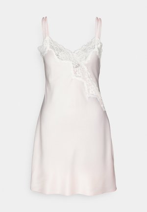 Jedwabna nocna sukienka w delikatnym różu z koronkowym wykończeniem przy dekolcie oraz z przodu. Posiada regulowane cienkie ramiączka i gładką teksturę.
