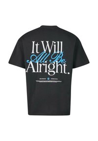 Tricou negru din bumbac, cu text mare alb și albastru pe spate: "Totul va fi bine." Include text suplimentar aproape de tiv.