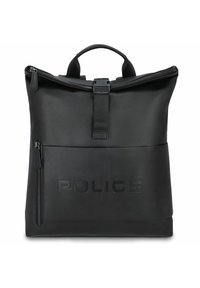 Schwarzer synthetischer Rucksack mit glatter Oberfläche, ausgestattet mit einer Frontreißverschlusstasche, einem Tragegriff und einem eingeprägten "POLICE"-Logo auf der Vorderseite.