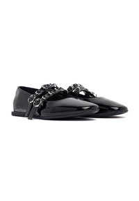 Scarpe nere in pelle verniciata con punta appuntita, arricchite da hardware in tono argento e un design incrociato sulla parte superiore.