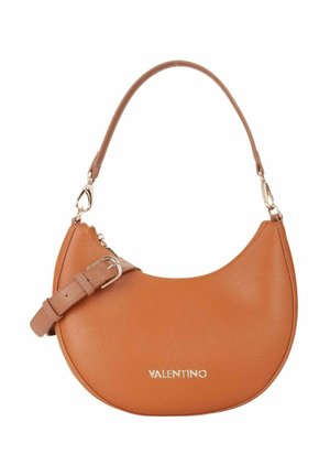 Sac à main en cuir marron texturé avec une forme courbée, une bandoulière amovible et des ferrures dorées. Dispose d'une fermeture éclair et d'un logo de marque embossé.