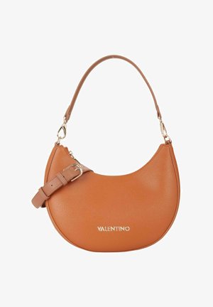 Sac à main en cuir marron texturé avec une forme courbée, une bandoulière amovible et des ferrures dorées. Dispose d'une fermeture éclair et d'un logo de marque embossé.