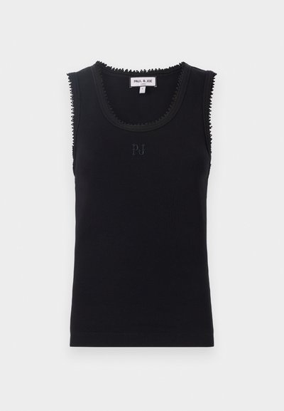 Melna ribotā topa ar apaļu kakla izgriezumu, viļņotām malām un smalku "PJ" izšuvumu centrā. Izgatavots no mīkstas auduma.