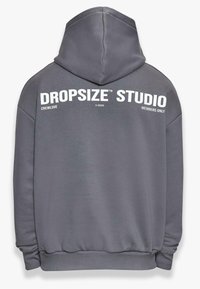 Sweat à capuche gris avec la capuche remontée, affichant le texte blanc « DROPSIZE STUDIO », « CREWLOVE », « ©2020 » et « MEMBERS ONLY » sur la zone des épaules au dos.