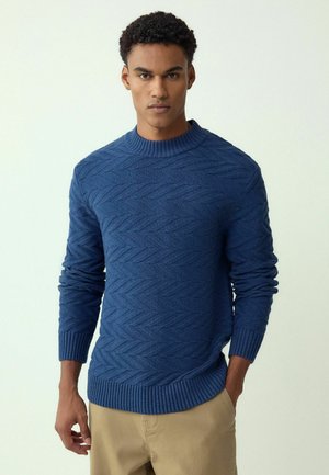REGULAR FIT  RICH CHEVRON CABLE - Svetrík - mid blue