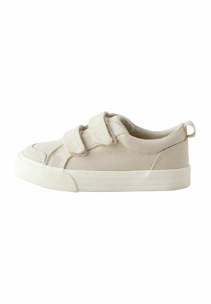 Beige lærredssneakers med to velcro-stropper, rund tå, syede detaljer og en struktureret gummisål. Ingen yderligere accenter eller mønstre.