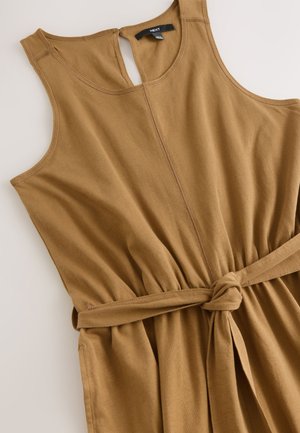 Robe marron sans manches avec un col en trou de serrure, une taille cintrée et une ceinture nouée. Confectionnée dans un tissu doux à la texture lisse.