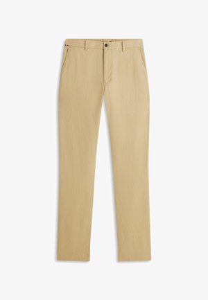 Pantalones beige ajustados con trabillas para cinturón, cierre frontal con botón y cremallera, y bolsillos laterales, dispuestos planos sobre un fondo blanco.