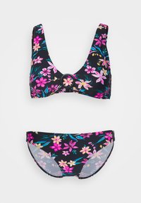 Conjunto de bikini floral com fundo preto e flores rosas e amarelas. O top tem um detalhe circular no centro, enquanto a parte de baixo combina.