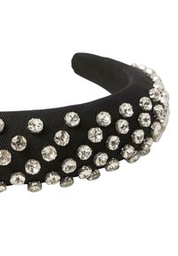 Sort stofpandebånd pyntet med flere klare rhinsten, med en glat tekstur og en rund form.