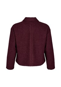 Veste courte bourgogne en tissu texturé, avec un large col plat et des manches longues. Détail de couture au dos et coupe décontractée.