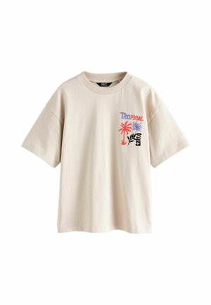 Beżowy T-shirt z krótkim rękawem z napisem „Tropical Vibes”, czerwonym drzewkiem palmowym, fioletowym słońcem i czarną grafiką liścia na lewej piersi.