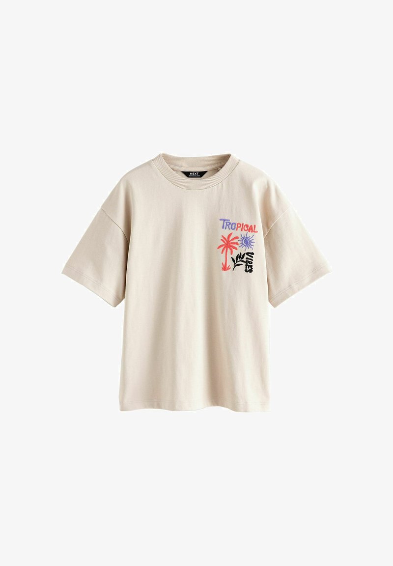 T-shirt beige à manches courtes avec texte « Tropical Vibes », palmier rouge, soleil violet et motif de feuille noire sur la poitrine gauche.