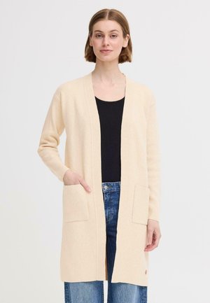 Cardigan beige clair avec manches longues, devant ouvert et deux poches à l'avant. Fabriqué en tissu doux, il présente une coupe décontractée et une texture subtile.