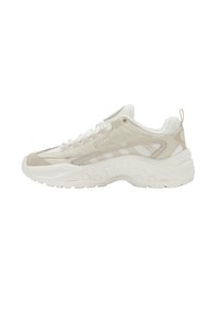 Masivní off-white teniska s béžovými semišovými akcenty, síťovinovými panely, silnou podrážkou a bílými šňůrami, zobrazená z boku na bílém pozadí.