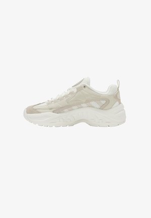 Chunky off-white sneakers z beżowymi zamszowymi akcentami, panelami z siateczki, grubą podeszwą i białymi sznurówkami, pokazywane z boku na białym tle.