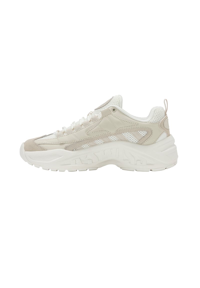 Masivní off-white teniska s béžovými semišovými akcenty, síťovinovými panely, silnou podrážkou a bílými šňůrami, zobrazená z boku na bílém pozadí.